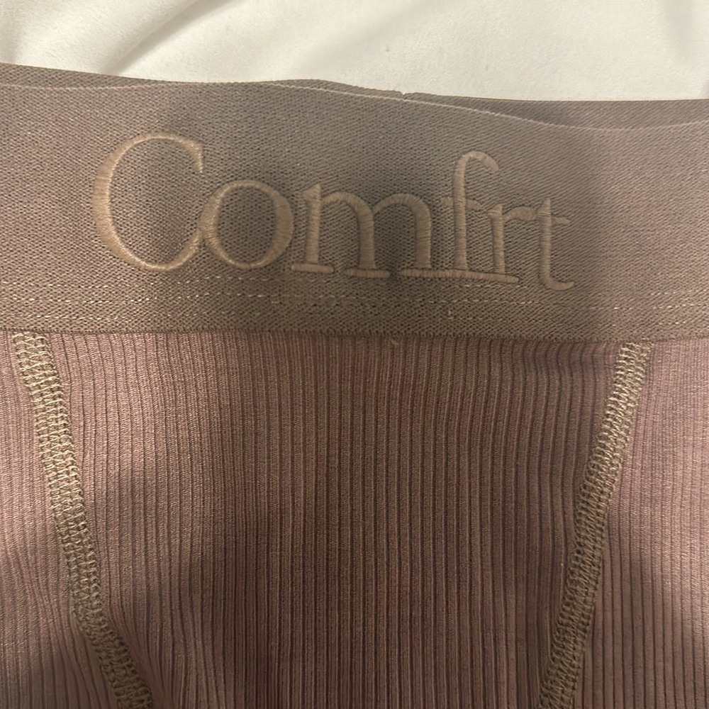 Comfrt - Picture 2 of 3